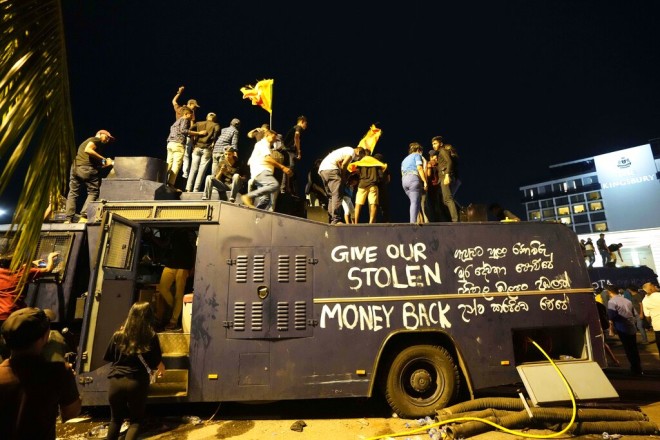 Σρι Λάνκα: διαδηλωτές πάνω σε όχημα της Αστυνομίας 