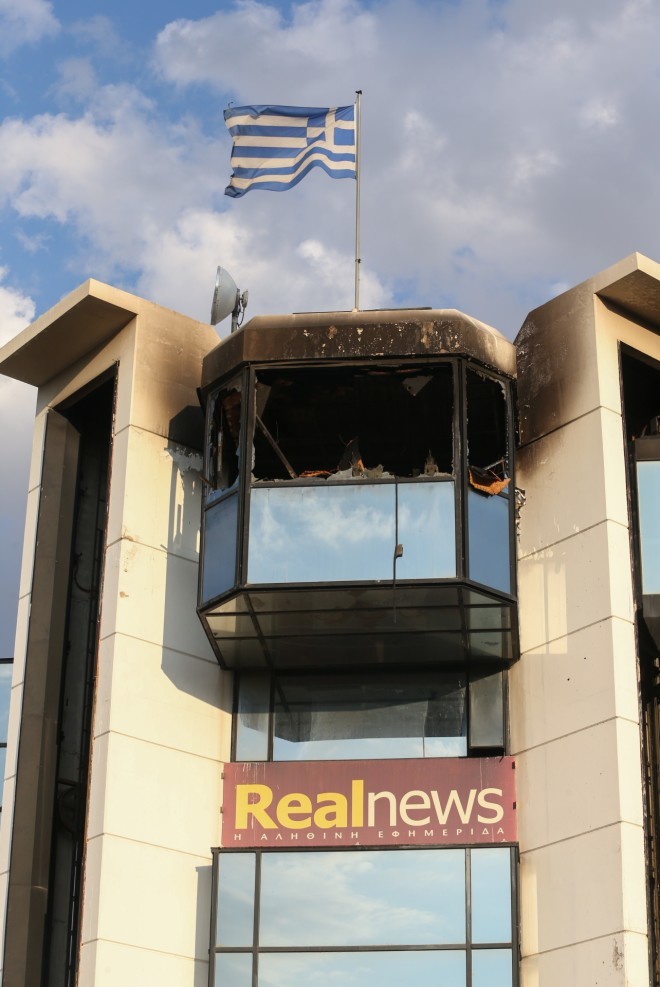 Βρέθηκαν γκαζάκια στην είσοδο του κτιρίου Real fm και Real News