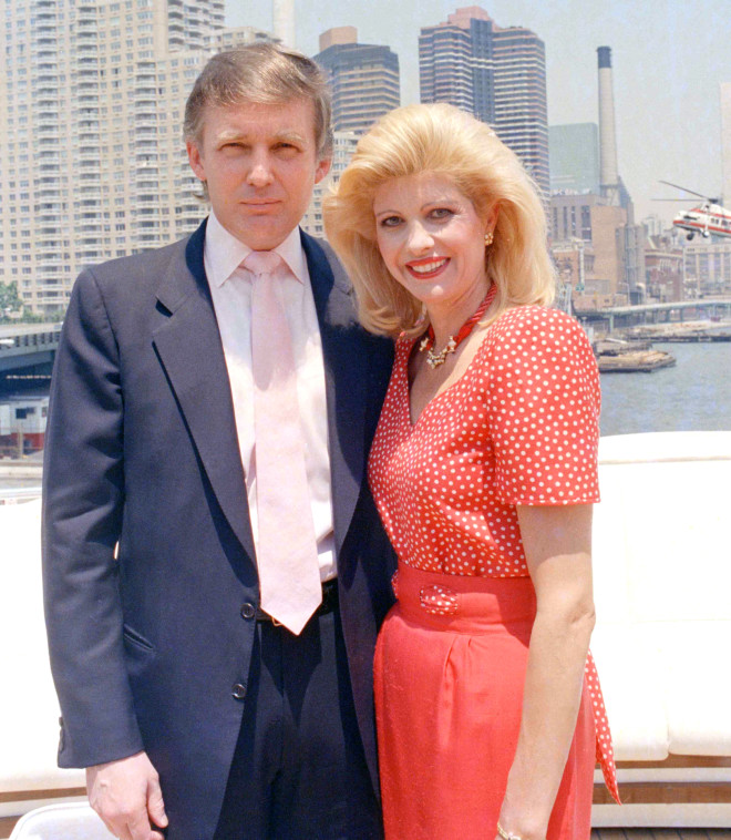 Ο Ντόναλντ Τραμπ και η σύζυγός του Ιβάνα  στο γιγάντιο γιοτ του Trump Princess στον ποταμό East River στη Νέα Υόρκη, Ιούλιος 1988. (AP Photo/Marty Lederhandler)