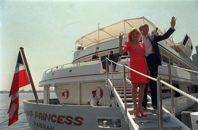 Σε αυτή τη φωτογραφία αρχείου της 4ης Ιουλίου 1998, ο Ντόναλντ Τραμπ χαιρετίζει τους δημοσιογράφους με τη σύζυγό του, Ιβάνα, καθώς επιβιβάζονται στο γιοτ τους "The Trump Princess" στη Νέα Υόρκη. (AP Photo/Marty Lederhandler, Αρχείο)