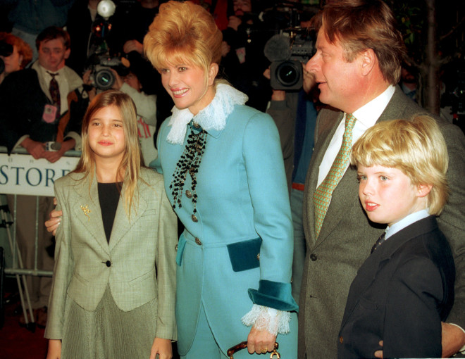 Η Ιβάνα Τραμπ, πρώην σύζυγος του Ντόναλντ Τραμπ, με τα παιδιά της, την Ιβάνκα, αριστερά, και τον Έρικ τον Οκτώβριο του 1993. Στο κέντρο είναι ο Ρικάρντο Ματσουτσέλι. (AP Photo)