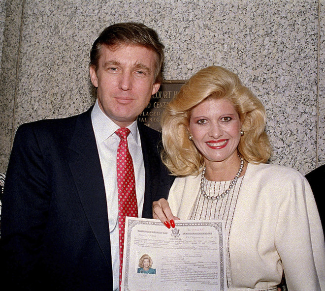 Ο Ντόναλντ Τραμπ και η τότε σύζυγός του, Ιβάνα Τραμπ, ποζάρουν έξω από το Ομοσπονδιακό Δικαστήριο στη Νέα Υόρκη, μετά την ορκωμοσία της ως πολίτης των Ηνωμένων Πολιτειών, τον Μάιο του 1988. AP Photo/File)
