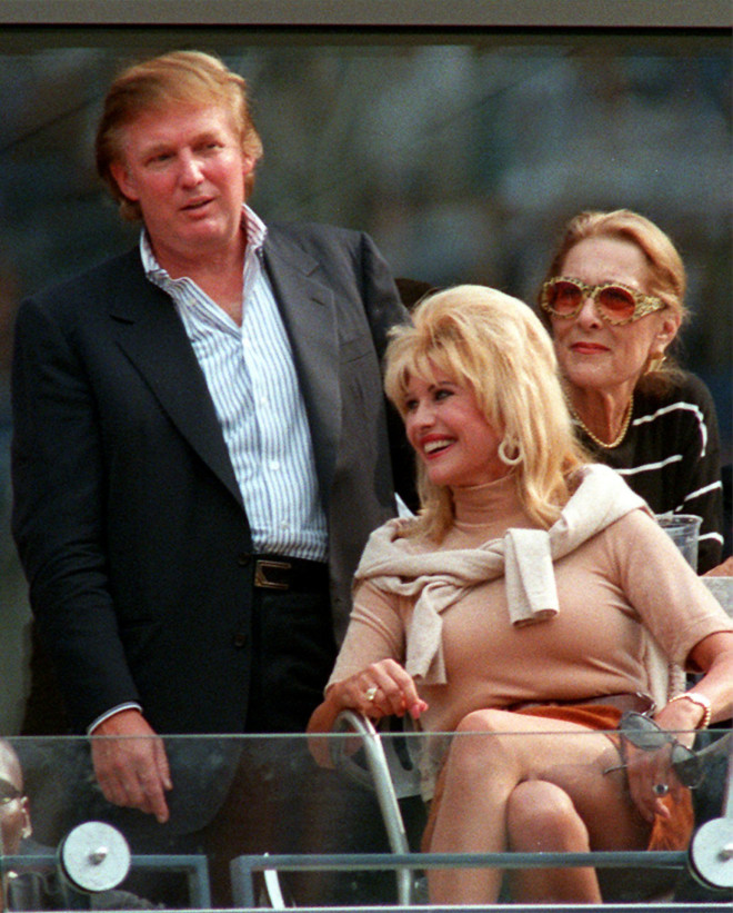 Ο Ντόναλντ Τραμπ και η πρώην σύζυγός του Ιβάνα Τραμπ παρακολουθούν αγώνα στο U.S. Open στη Νέα Υόρκη την Κυριακή, 7 Σεπτεμβρίου 1997. AP Photo/Rusty Kennedy, Αρχείο)