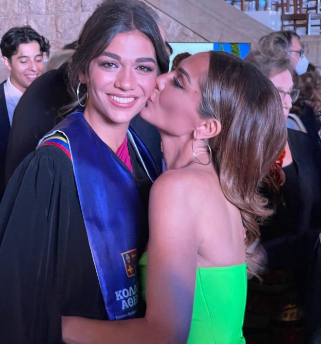 Η Δέσποινα Βανδή πόσταρε μια σειρά φωτογραφιών από την αποφοίτηση της κόρης της Μελίνας