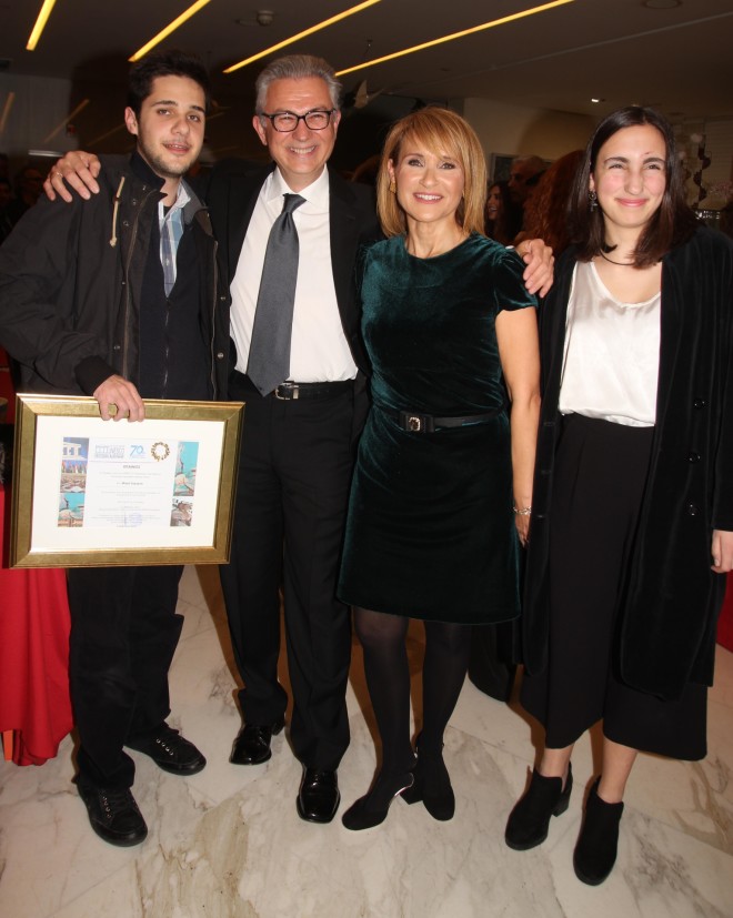 H Μάρα Ζαχαρέα κι ο Θεόδωρος Ρουσόπουλος με τα παιδιά τους Βασίλη & Άννα σε εκδήλωση το 2017