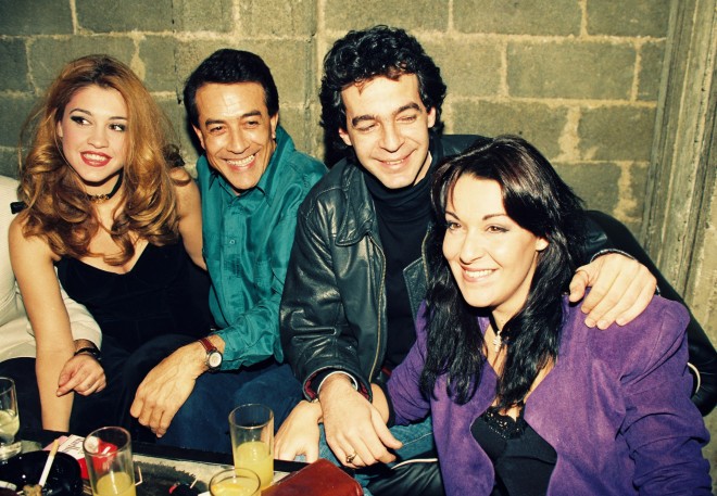 Ο Δάκης με τη Σαμπρίνα, τον Κώστα Χαριτοδιπλωμένο και τη Ναταλία Γερμανού σε πάρτι το 1993