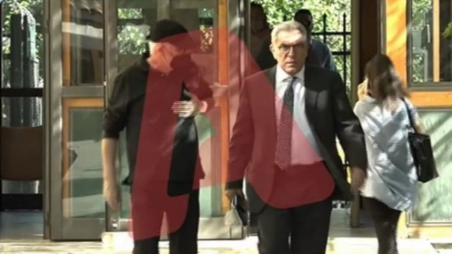 Ο Γιώργος Κιμούλης με τον δικηγόρο του, Βασίλη Καπερνάρο έξω από τα δικαστήρια