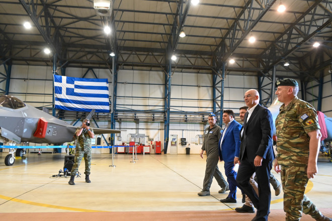 Η επίσκεψη στην αεροπορική βάση της Σούδας έγινε για την Ημέρα Διακεκριμένων Επισκεπτών, στο πλαίσιο της Διμερούς Διακλαδικής Συνεκπαίδευσης Ελλάδας-ΗΠΑ «POSEIDON'S RAGE 22»