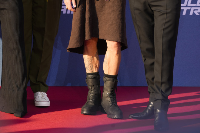 Το στυλ του Brad Pitt με φούστα και μπότες