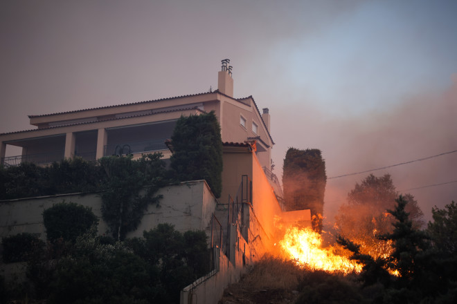 Φωτιά Πεντέλη: Συγκλονιστικές εικόνες από τα καμένα και τις καταστροφές