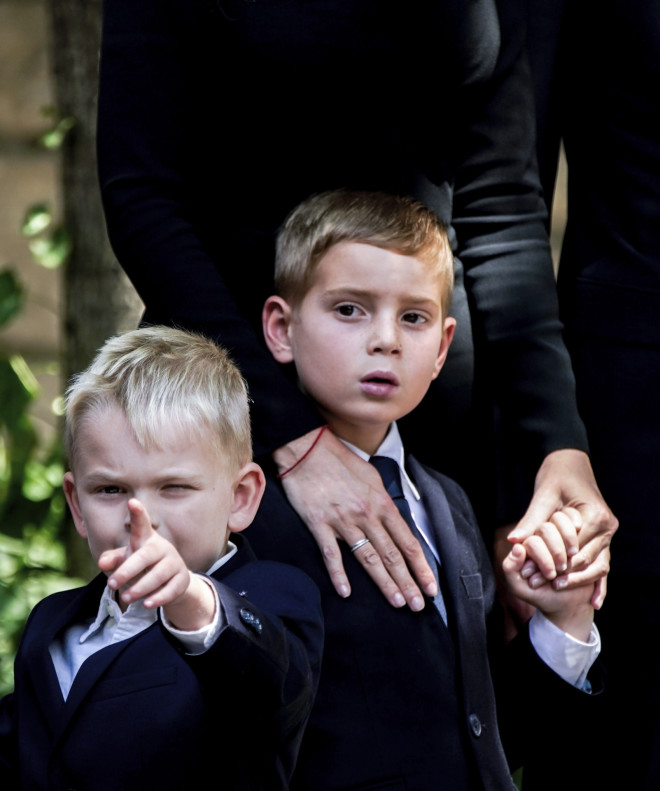 Ο Theodore Kushner, γιος της Ivanka Trump και του Jared Kushner, δείχνει τους φωτογράφους έξω από την κηδεία της Ivana Trump, την Τετάρτη 20 Ιουλίου 2022, στη Νέα Υόρκη. (AP Photo/Julia Nikhinson)