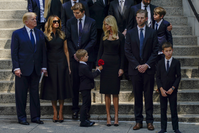 Ο πρώην πρόεδρος των ΗΠΑΝτόναλντ Τραμπ, άκρα αριστερά, και η Μελάνια Τραμπ στέκονται έξω από την Ρωμαιοκαθολική Εκκλησία του Αγίου Βικεντίου Φερέρ με τα μέλη της οικογένειας Μπάρον Τραμπ, Ιβάνκα Τραμπ και Έρικ Τραμπ, μετά την κηδεία της Ιβάνα Τραμπ, την Τετάρτη 20 Ιουλίου 2022, στη Νέα Υόρκη. (AP Photo/Julia Nikhinson)
