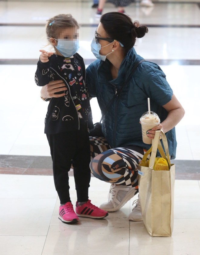 Η Σίσσυ Φειδά με την κορούλα της για ψώνια σε γνωστό εμπορικό κέντρο