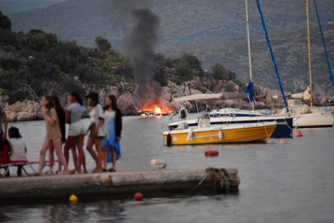 Σκάφος που καίγεται στο Τολό