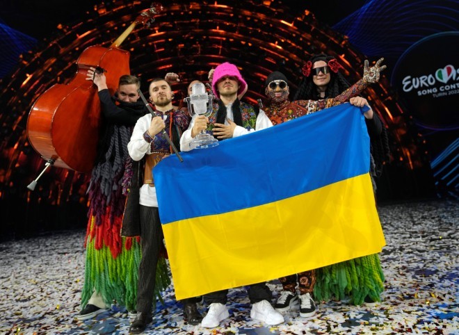 Οι Kalush Orchestra με το βραβείο ανά χείρας, που λίγο μετά δημοπράτησαν για να στηρίξουν τον πόλεμο στην Ουκρανία /Φωτογραφία AP Images