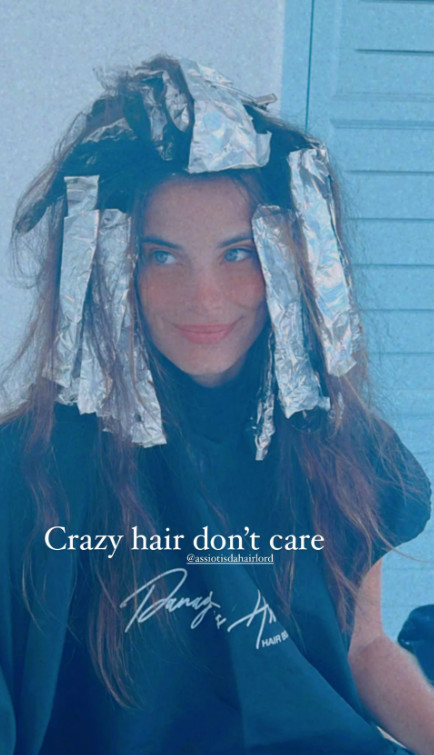 Χριστίνα Μπόμπα: Βάφει τα μαλλιά της και λούζεται με το... λάστιχο! -2