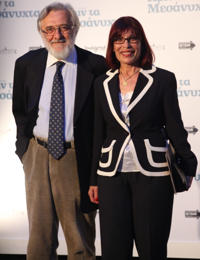 Ο Γιάννης Σμαραγδής με τη σύζυγό του σε πρεμιέρα στο Παλλάς το 2013 