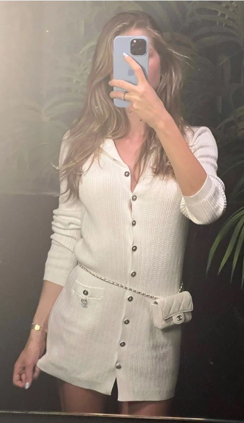 Αμαλία Κωστοπούλου: Η chic εμφάνιση με λευκό φόρεμα και Chanel τσαντάκι