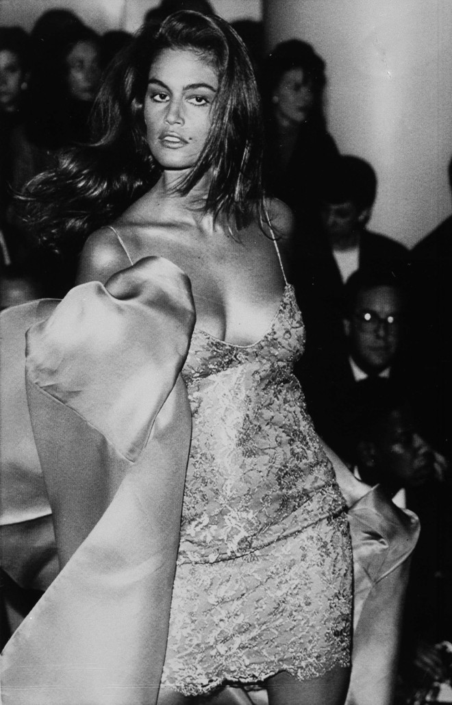 Η Cindy Crawford σε πασαρέλα του Calvin Klein το 1987