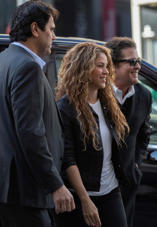 Η Shakira με τους δικηγόρους της έξω από δικαστήριο της Μαδρίτης το 2019 