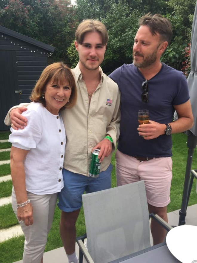 O 21χρονος Βρετανός με τους γονείς του
