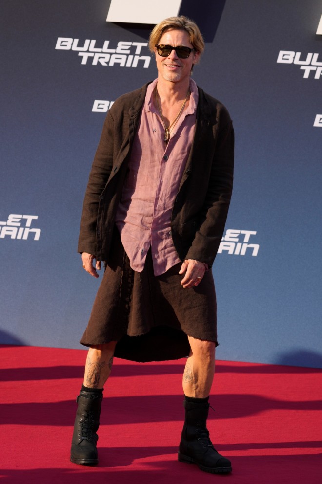 Ο Brad Pitt στην πρεμιέρα της ταινίας του Bullet Train στο Βερολίνο, φορώντας... φούστα!