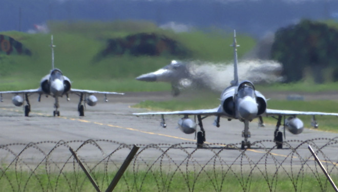 Mαχητικά αεροσκάφη Mirage της Πολεμικής Αεροπορίας της Ταϊβάν σε διάδρομο σε αεροπορική βάση στο Hsinchu της Ταϊβάν, Παρασκευή, 5 Αυγούστου 2022. (AP Photo/Johnson Lai)