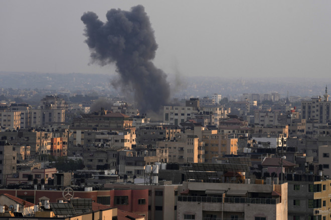 Ο καπνός αυξάνεται μετά τις ισραηλινές αεροπορικές επιδρομές σε κτήριο κατοικιών στη Γάζα, Σάββατο, 6 Αυγούστου 2022. (AP Photo/Adel Hana)