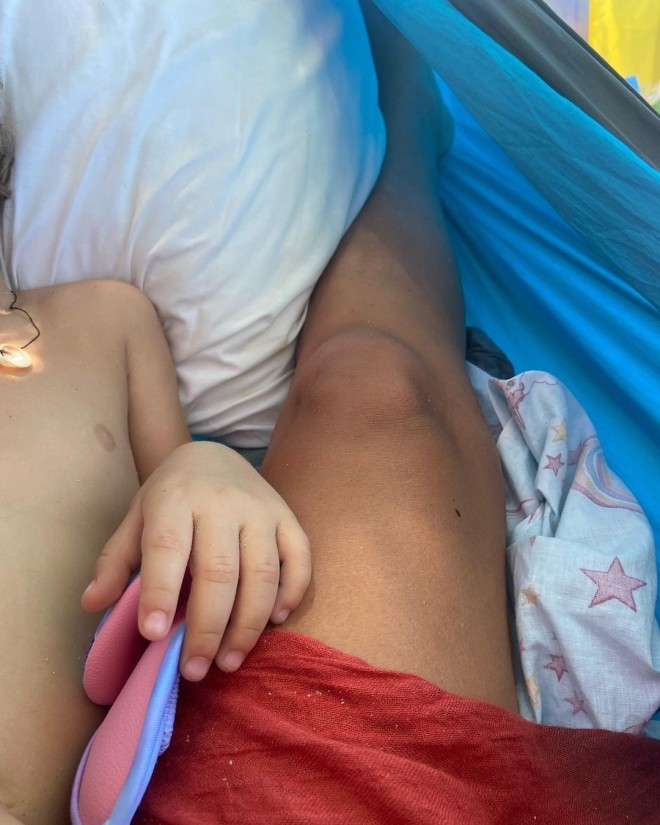 Η ανάρτηση της Κλέλιας Ρένεση με την κορούλα της, Κοραλία 