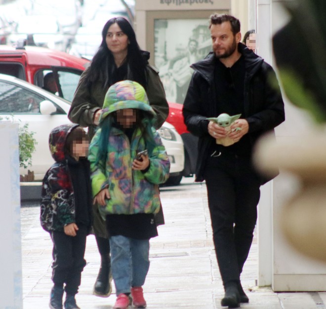 Η Ζενεβιέβ Μαζαρί κι ο Βασίλης Καρύδης με τα παιδιά τους στο κέντρο της Αθήνας τον περασμένο χειμώνα