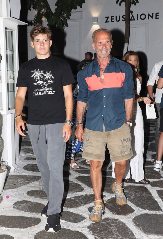 Ο Πέτρος Κωστόπουλος με τον γιο του, Μάξιμο στη Μύκονο