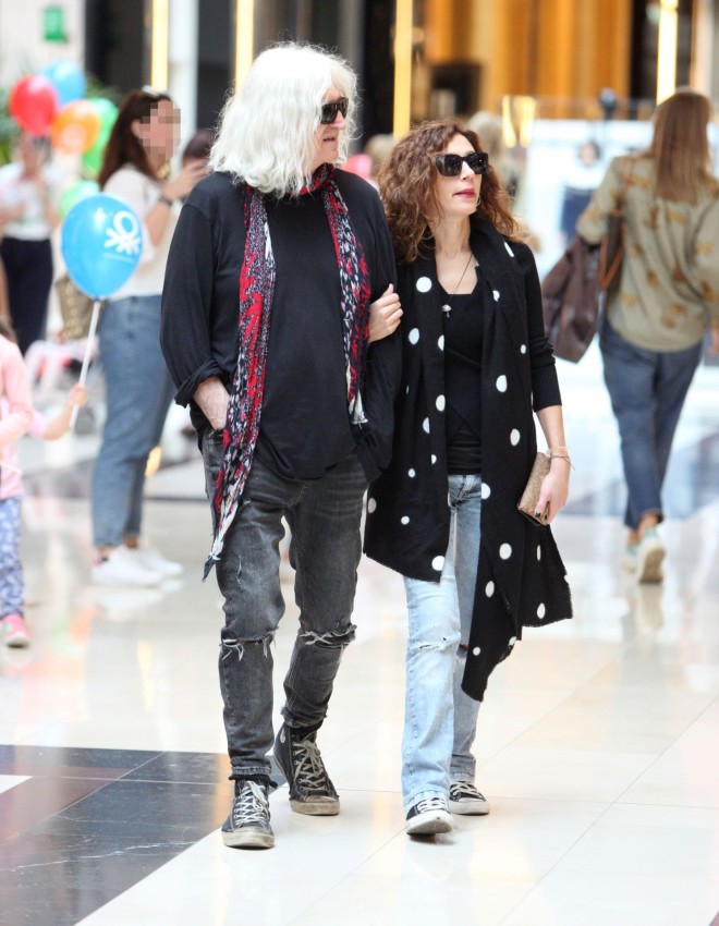 Ο Νίκος Καρβέλας κι η Έλενα Φερεντίνου για shopping σε γνωστό εμπορικό κέντρο