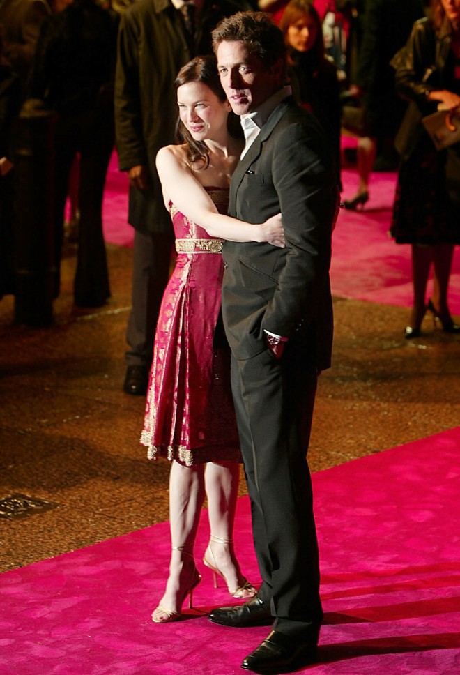 Η Renée Zellweger καστανή με τον Hugh Grant στην πρεμιέρα της ταινίας Bridget Jones Diary το 2004 
