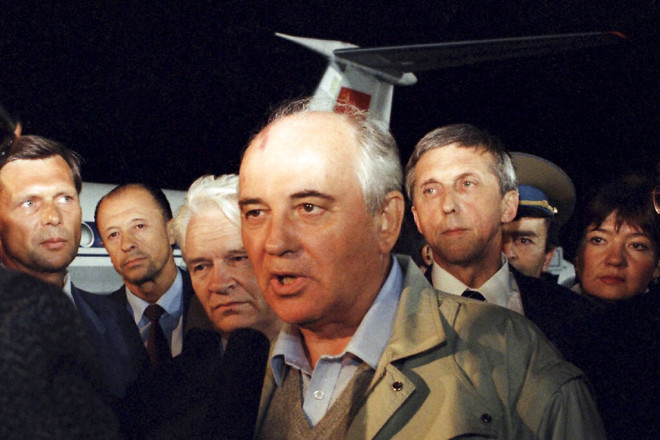 Ο Γκορμπατσόφ επιστρέφει στη Μόσχα λόγω του πραξικοπήματος 