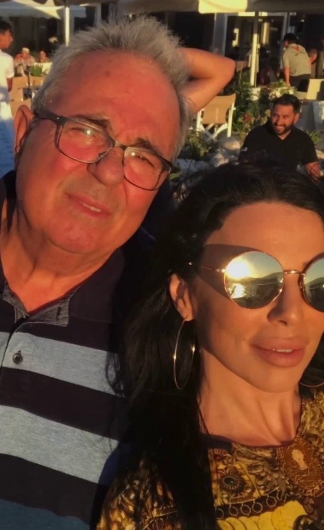 Μια από τις selfies με τον πατέρα της που πόσταρε η Κέλλυ Κελεκίδου