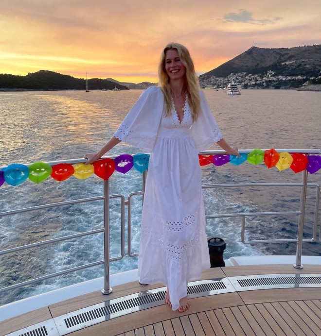 Η Claudia Schiffer απόλαυσε όσο τίποτε άλλο τα νερά του Αιγαίου