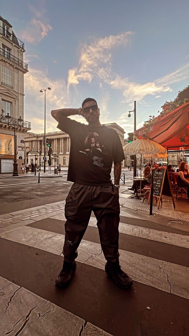 Ο Snik πόζαρε στους δρόμους του Παρισιού