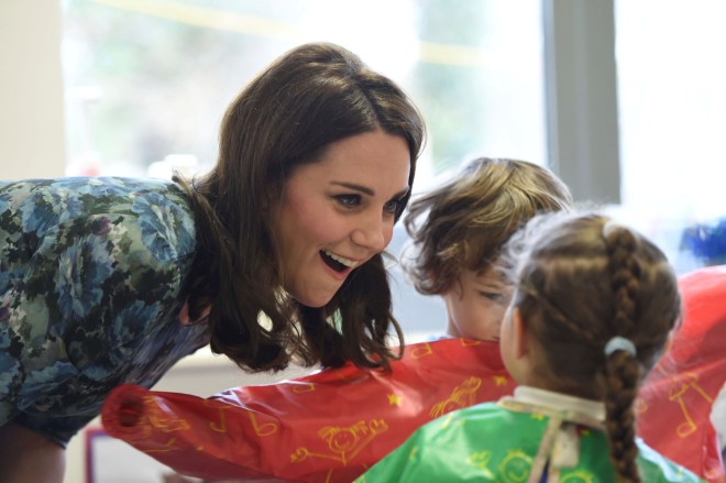 Η Kate Middleton επισκέπτεται συχνά σχολεία στη Μεγάλη Βρετανία με τα παιδάκια να τη λατρεύουν!