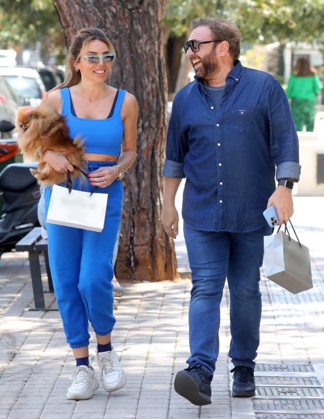Ο Μάκης Πουνέντης με τη στενή του φίλη, Κέλλυ Κελεκίδου, για ψώνια στη Γλυφάδα