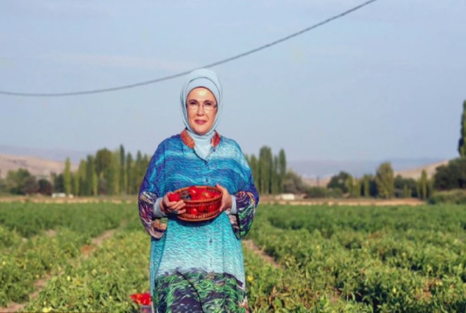 Σε ένα καλοστημένο σόου, με τις κάμερες τουρκικών δικτύων παρούσες, η Εμινέ συνομίλησε με αγρότισσες, για να δείξει πόσο κοντά στο λαό είναι το προεδρικό ζεύγος