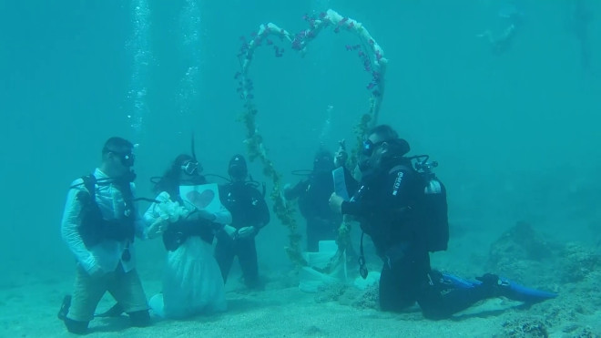 η υποβρύχια τελετή πολιτικού γάμου