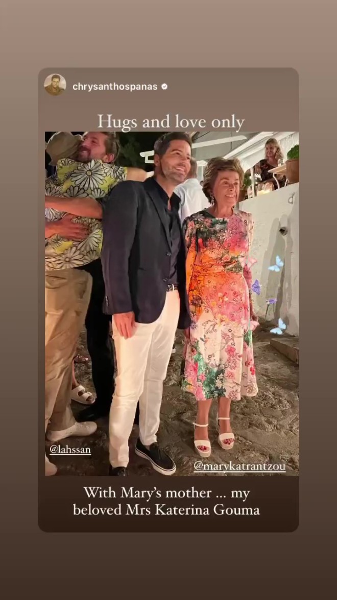 Ο Χρύσανθος Πανάς μαζί με τη μητέρα της Μαίρης Κατράντζου στο prive party για τη βάπτιση του εγγονού της