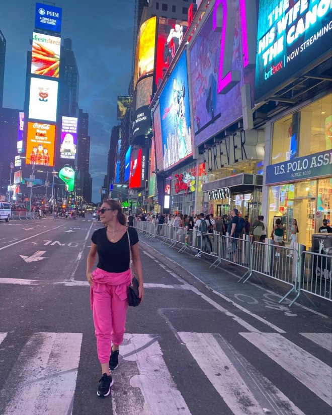 Στεφανίδου: Στην Times Square με τα ρούχα της κόρης της - Έχασε τη βαλίτσα