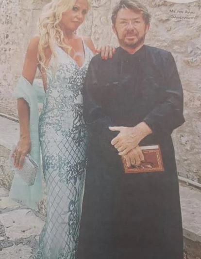 Ο Νίκος Χορταρέας και η καλή του φίλη Αννούλα Φλωρινιώτη σε γάμο στα Χανιά/φωτογραφία Espresso