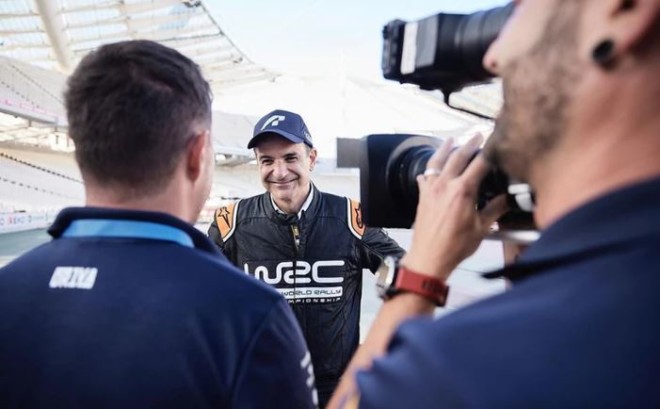 Ράλλυ Ακρόπολις: Στην υπερειδική του ΟΑΚΑ με φόρμα racing ο Μητσοτάκης