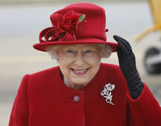 5 διαχρονικά αξεσουάρ που η βασίλισσα Ελισάβετ φορούσε σε κάθε της εμφάνιση