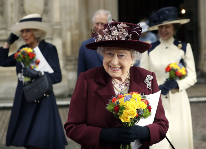 5 διαχρονικά αξεσουάρ που η βασίλισσα Ελισάβετ φορούσε σε κάθε της εμφάνιση