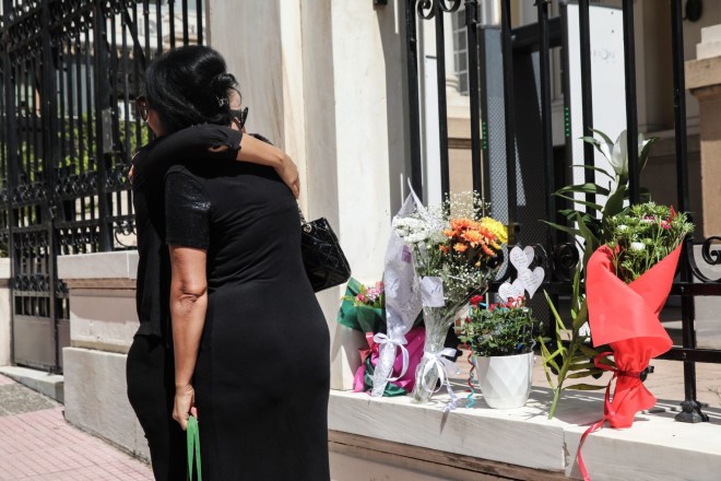Θλίψη και λουλούδια για τη βασίλισσα Ελισάβετ έξω από τη βρετανική πρεσβεία στην Αθήνα   