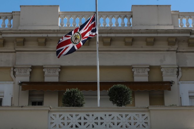 Η σημαία του Ημωμένου Βασιλείου μεσίστια στην πρεσβευτική κατοικία στην Αθήνα   