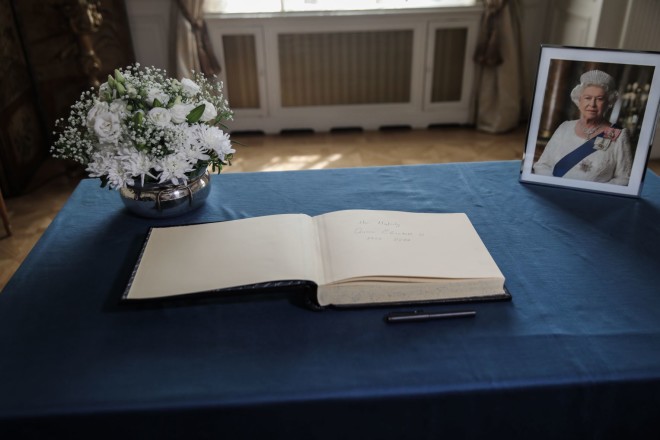 Βιβλίο συλλυπητηρίων για τον θάνατος της βασίλισσας Ελισάβετ στην πρεσβευτική κατοικία στην Αθήνα  